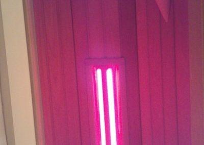 różowe oświetlenie kabiny sauny