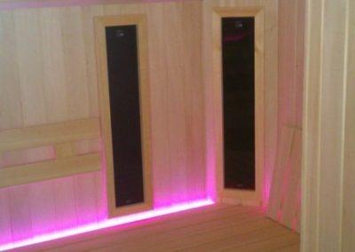 sauna z fioletowym podświetleniem