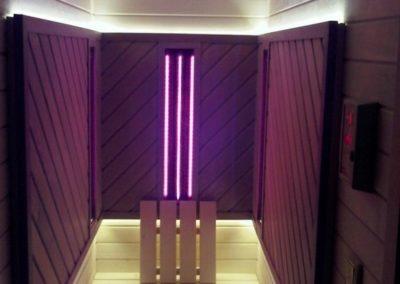 fioletowe LED w kabinie do sauny fińskiej