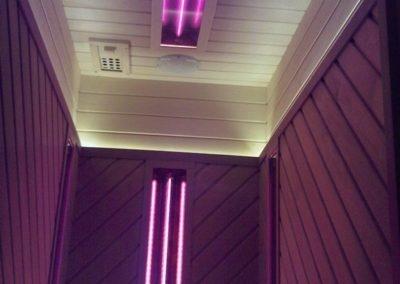 kabina do sauny z fioletowym oświetleniem