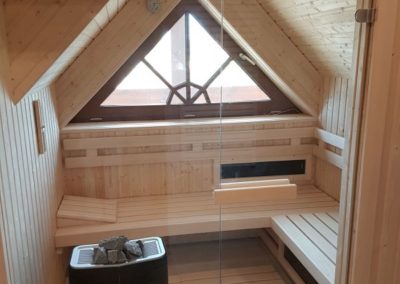Sauna wykonana z drewnaSauna z piecem półparowym
