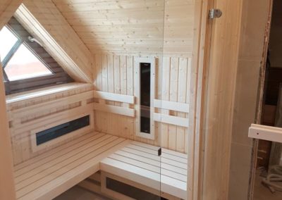 Sauna z piecem półparowym oraz promiennikami wykonana z drewna świerkowego oraz drewna lipowego