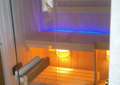 mała sauna Fińska z kolorowym oświetleniem