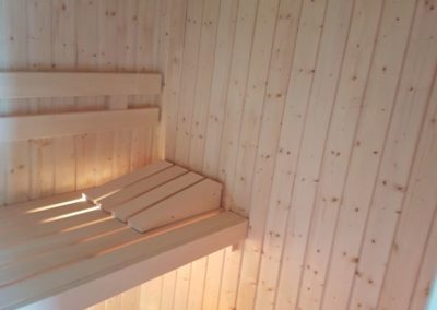 sauna wykonana z drewna świerkowego