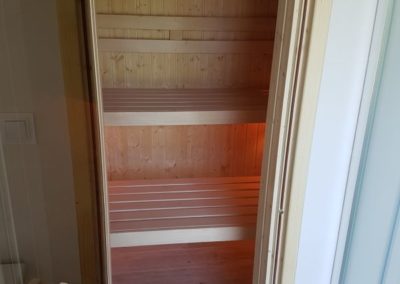 sauna wykonana z drewna świerkowego