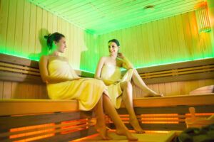 dwie kobiety w saunie podczas koloroterapii